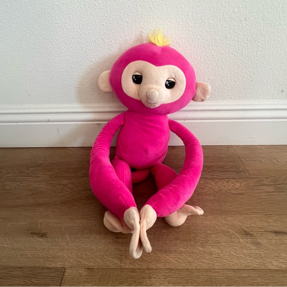 2018 WowWee Fingerlings Bella Hugs Interactive Pink Plush Monkey Toy 16”